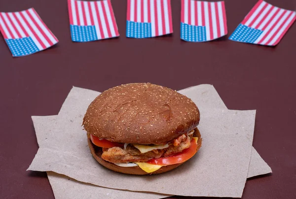 Composición con bandera americana y hamburguesa sobre fondo oscuro. Bandera americana, Bandera USA — Foto de Stock