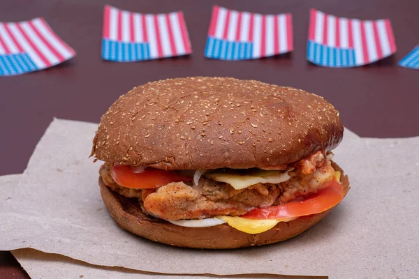 Composición con bandera americana y hamburguesa sobre fondo oscuro. Bandera americana, Bandera USA — Foto de Stock