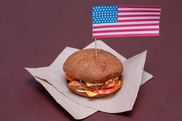 Koyu arka plan üzerinde Amerikan bayrağı ve hamburger ile Kompozisyon. Amerikan bayrağı, Abd bayrağı