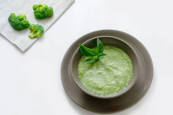 Zuppa vegetariana di purea di broccoli su sfondo bianco. Il concetto di alimentazione sana . — Foto Stock