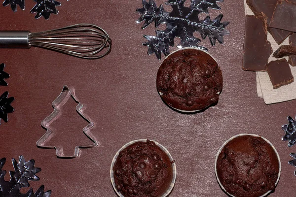 Cupcakes ve malzemeler karanlık bir arka plan üzerinde. Noel için bir cupcake pişirin