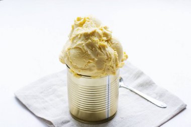 Hafif bir arka plan üzerinde demir bir kavanozda ev yapımı dondurma