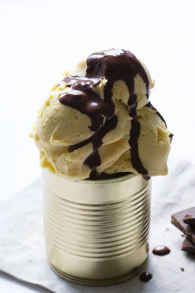 Домашнее мороженое в железной банке на светлом фоне — стоковое фото