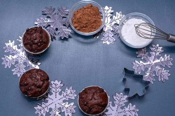 Pasteles e ingredientes sobre un fondo claro. Hornear un cupcake para Navidad — Foto de Stock