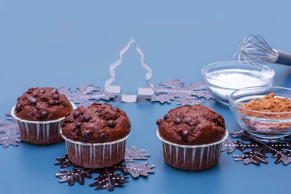 Pasteles e ingredientes sobre un fondo claro. Hornear un cupcake para Navidad — Foto de Stock