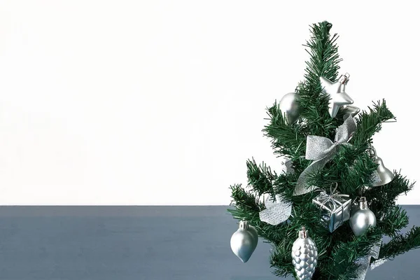 Καλά Χριστούγεννα και ευτυχισμένο το νέο έτος ιδέα, μικρό χριστουγεννιάτικο δέντρο διακοσμημένο με χριστουγεννιάτικα στολίδια — Φωτογραφία Αρχείου