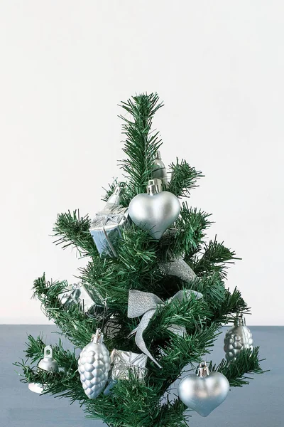 Feliz Navidad y Feliz Año Nuevo concepto, pequeño árbol de Navidad decorado con decoraciones de Navidad — Foto de Stock