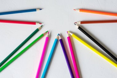 Birçok renkli kalem beyaz bir arka plan üzerinde yalan. Spase'yi kopyala. Okula dönüş kavramı, eğitim süreci, okulda eğitim, çizim