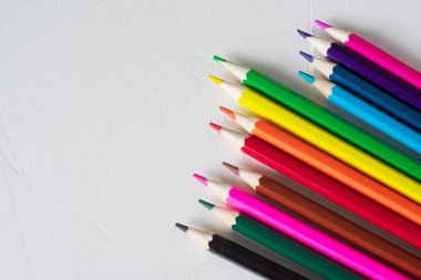 Birçok renkli kalem beyaz bir arka plan üzerinde yalan. Spase'yi kopyala. Okula dönüş kavramı, eğitim süreci, okulda eğitim, çizim