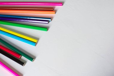 Birçok renkli kalem beyaz bir arka plan üzerinde yalan. Spase'yi kopyala. Okula dönüş kavramı, eğitim süreci, okulda eğitim, çizim