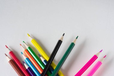 Birçok renkli kalem beyaz bir arka plan üzerinde yalan. Spase'yi kopyala. Okula dönüş kavramı, eğitim süreci, okulda eğitim, çizim