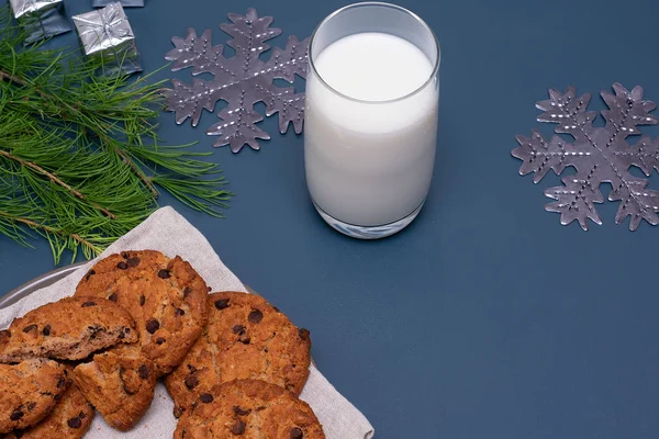 Galletas de leche y chocolate para Santa Claus — Foto de Stock