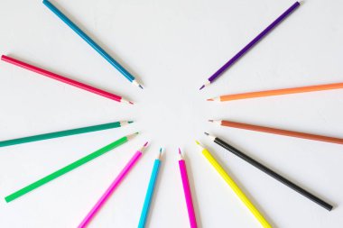 Birçok renkli kalem beyaz bir arka plan üzerinde yalan. Spase'yi kopyala. Bu, 