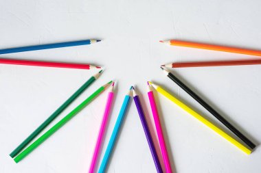 Birçok renkli kalem beyaz bir arka plan üzerinde yalan. Spase'yi kopyala. Bu, 