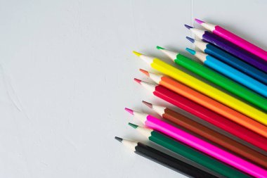 Birçok renkli kalem beyaz bir arka plan üzerinde yalan. Spase'yi kopyala. Bu, 