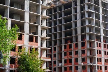 Bitmemiş çok katlı bina. Yapım aşamasında ki yekpare bir konut binasının cephesinin bir parçası