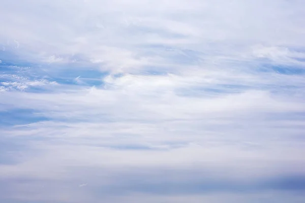 Fondo en forma de cielo y nubes blancas. Copiar espacio. Elemento de diseño — Foto de Stock