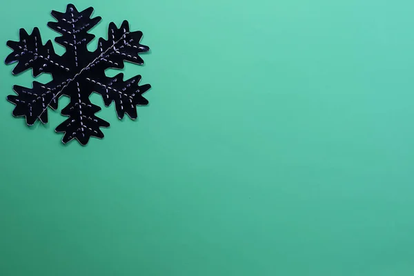 Śnieżynka na zielonym tle. Świąteczne tło. Koncepcja święta. Koncepcja Bożego Narodzenia i nowego roku. Widok z góry, płaski lay — Zdjęcie stockowe