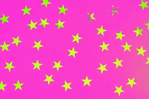 Confiti en forma de estrella sobre un fondo rosa. Fondo festivo. Concepto de vacaciones. Vista superior, plano — Foto de Stock