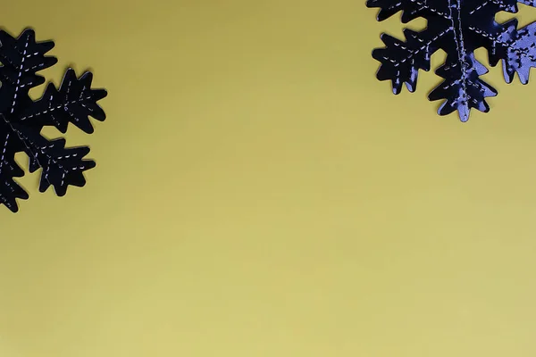 Płatki śniegu na żółtym tle. Świąteczne tło. Koncepcja święta. Koncepcja Bożego Narodzenia i nowego roku. Widok z góry, płaski lay — Zdjęcie stockowe