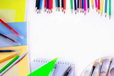 Beyaz arka planda bir sürü renkli okul ve ofis malzemesi var. Okula dönelim. Metin için kopyalama alanı