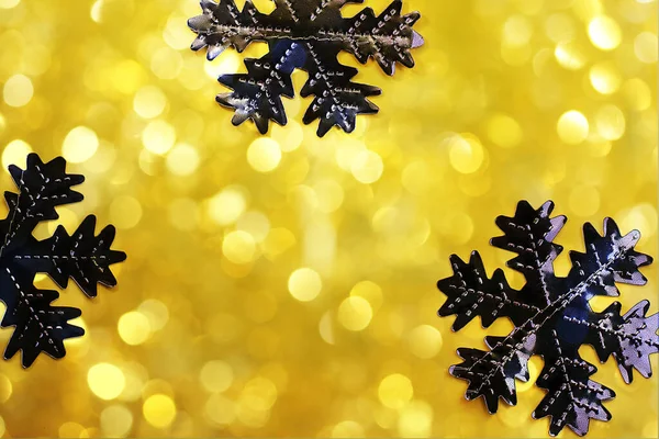 黄色背景上的雪花。节日背景。假日理念。圣诞节和新年的概念。顶视图，平铺 — 图库照片