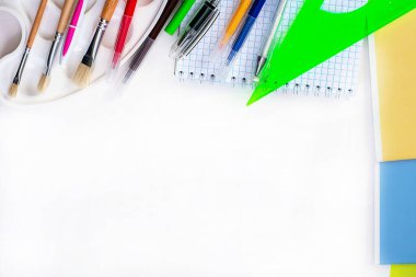 Beyaz arka planda bir sürü renkli okul ve ofis malzemesi var. Okula dönelim. Metin için kopyalama alanı