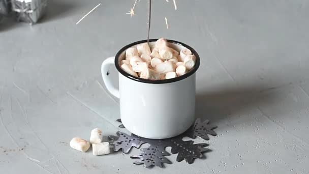 Caneca Metal Branca Cacau Chocolate Quente Com Marshmallows Uma Mesa — Vídeo de Stock