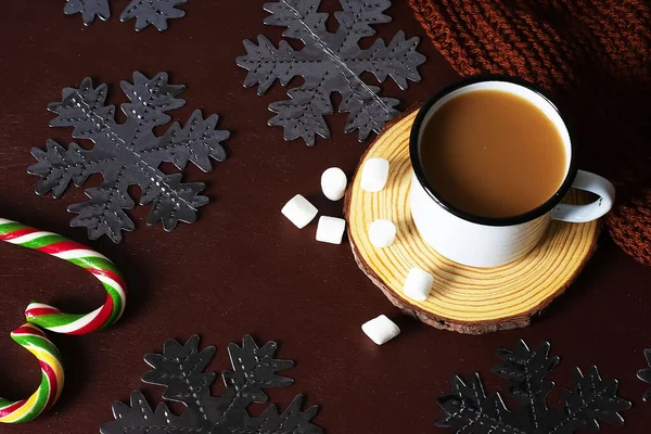 Christmas hot chocolate on a dark background with silver snowflakes — Stock Photo, Image
