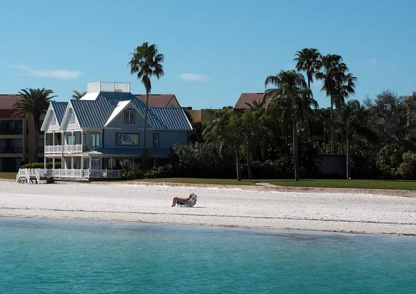 Man Een Privé Strand — Stockfoto