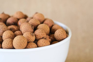 Malezya'nın yerel meyve, Mata Kucing veya Dimocarpus longan malesianus izole arka plan üzerinde ateş.