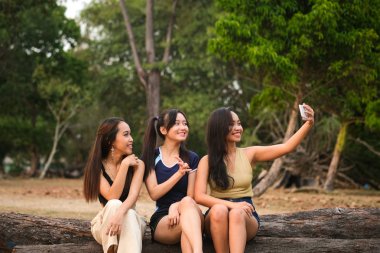 Selfies beach adlı alarak mutlu ruh hali içinde genç bir grup.