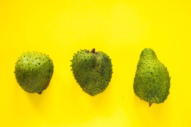 Annona Muricata veya soursop, graviola ve guyabano Latin Amerika veya Malay dilinde Durian Belanda vurdu izole arka plan üzerinde