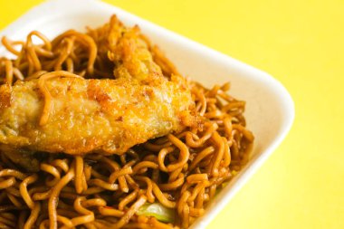 Fried Noodle bir polistiren, kızarmış tavuk kanatları ile izole arka plan üzerinde ateş.