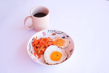 Sağlıklı gıda, kızarmış yumurta, kıyılmış havuç ve böğürtlen suyu bir dizi.