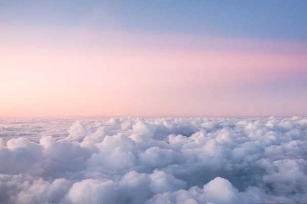 Wolkenblick Aus Dem Flugzeug Bei Sonnenuntergang Oder Sonnenaufgang — Stockfoto