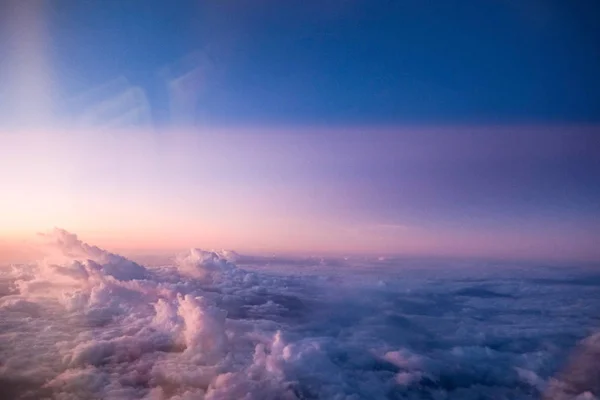 Wolkenblick Aus Dem Flugzeug Bei Sonnenuntergang Oder Sonnenaufgang — Stockfoto