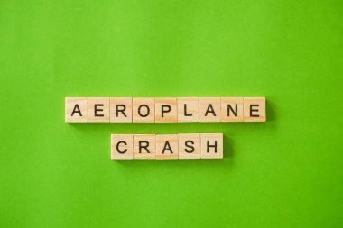 Kelime Aeroplane Crash düz yeşil izole arka planda yatıyordu vurdu