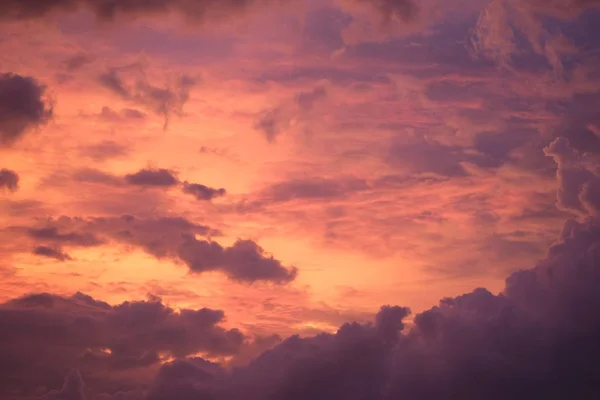 Brennender Himmel bei Sonnenuntergang. — Stockfoto