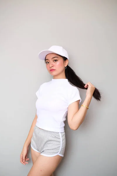 Menina asiática em sportswear com expressão bonito . — Fotografia de Stock