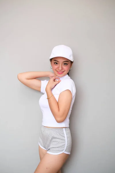 Menina asiática em sportswear com expressão feliz . — Fotografia de Stock