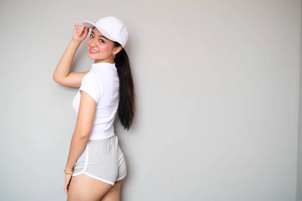 Asiatische Mädchen in Sportbekleidung mit süßem Ausdruck. — Stockfoto