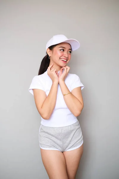 Asiatische Mädchen in Sportbekleidung mit glücklichem Ausdruck. — Stockfoto