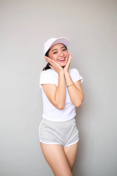 Asiatique fille dans sportswear avec heureux expression . — Photo