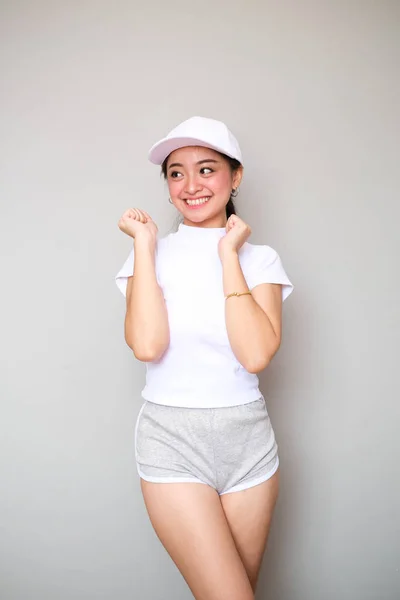 Chica asiática en ropa deportiva con expresión feliz . — Foto de Stock