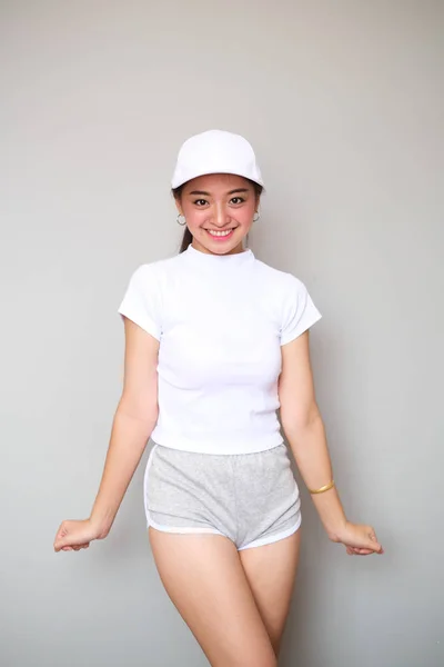 Chica asiática en ropa deportiva con expresión feliz . —  Fotos de Stock