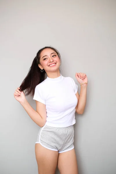 Chica asiática en ropa deportiva con expresión feliz . —  Fotos de Stock