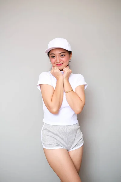 Азиатка в спортивной одежде со счастливым выражением лица . — стоковое фото