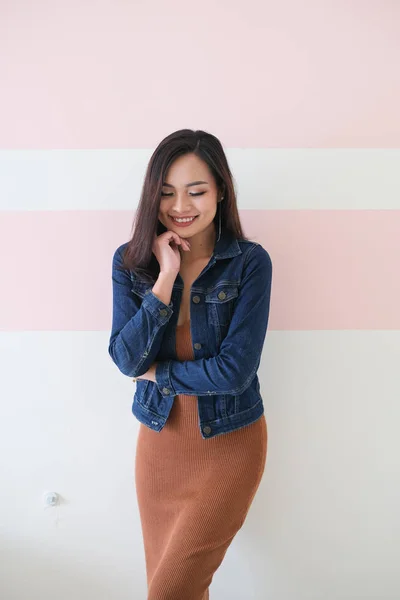 Asyalı Kız Shot Vücut Uzunluğu Sevimli Bir Duygu Ile Yaz — Stok fotoğraf