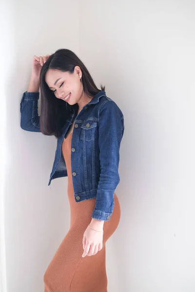 Menina Asiática Comprimento Corpo Tiro Está Vestindo Roupa Verão Com — Fotografia de Stock